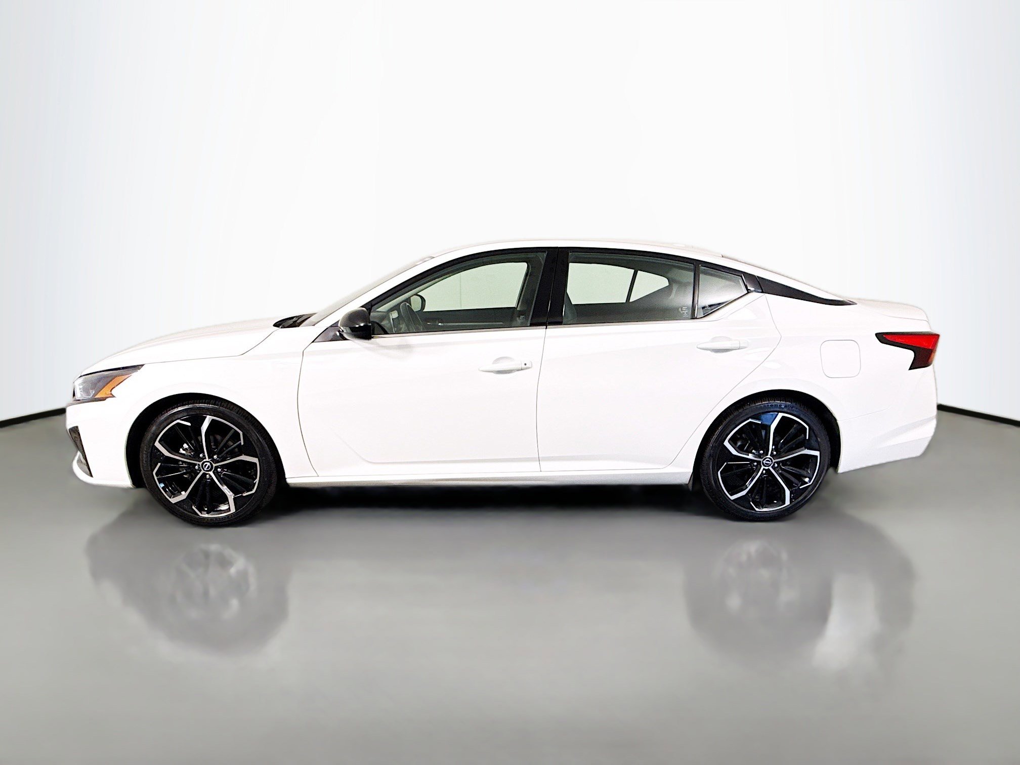 Used 2024 Nissan Altima 2.5 SR FWD image 6