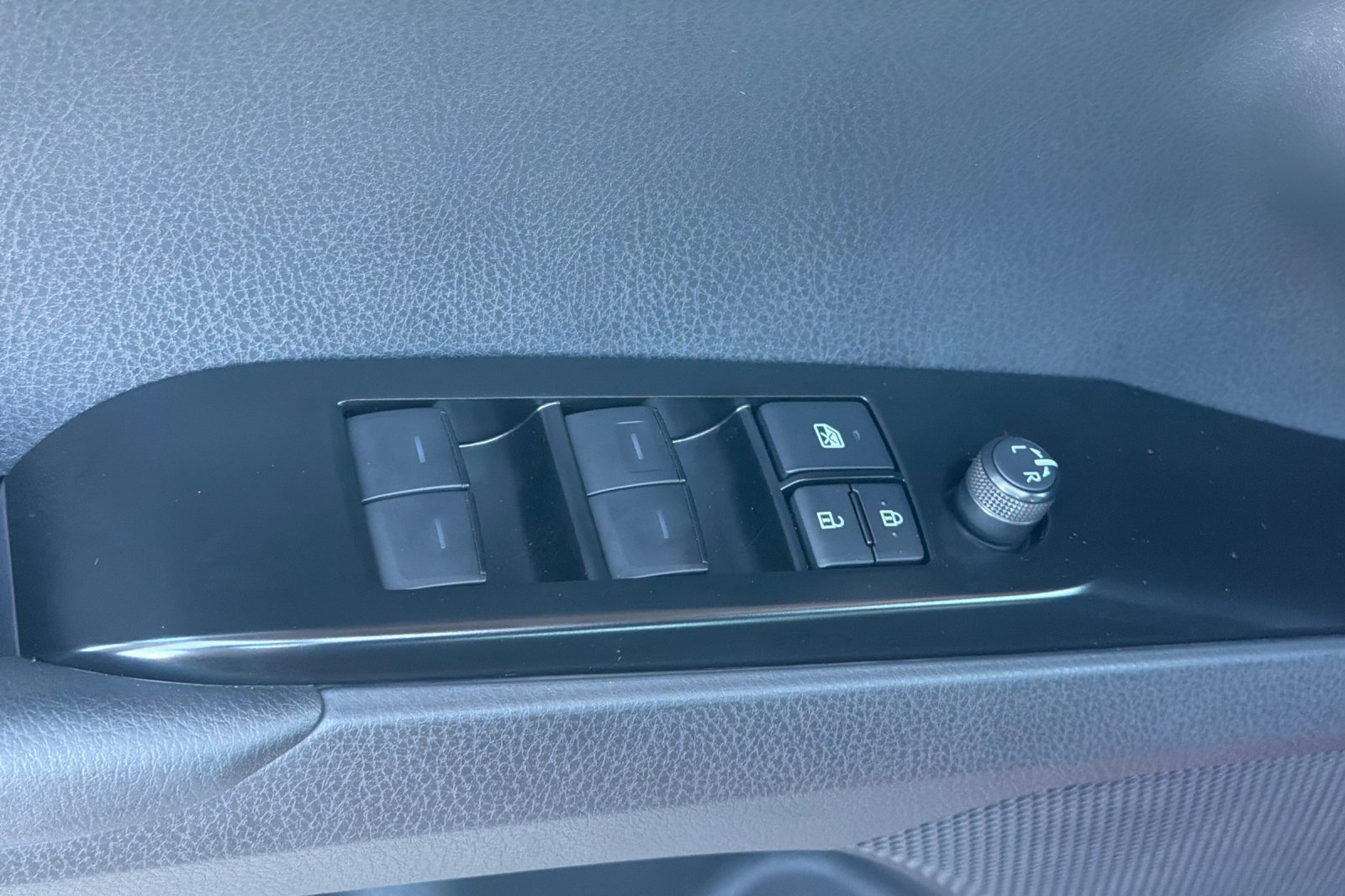 Used 2026 Toyota Camry SE FWD image 14