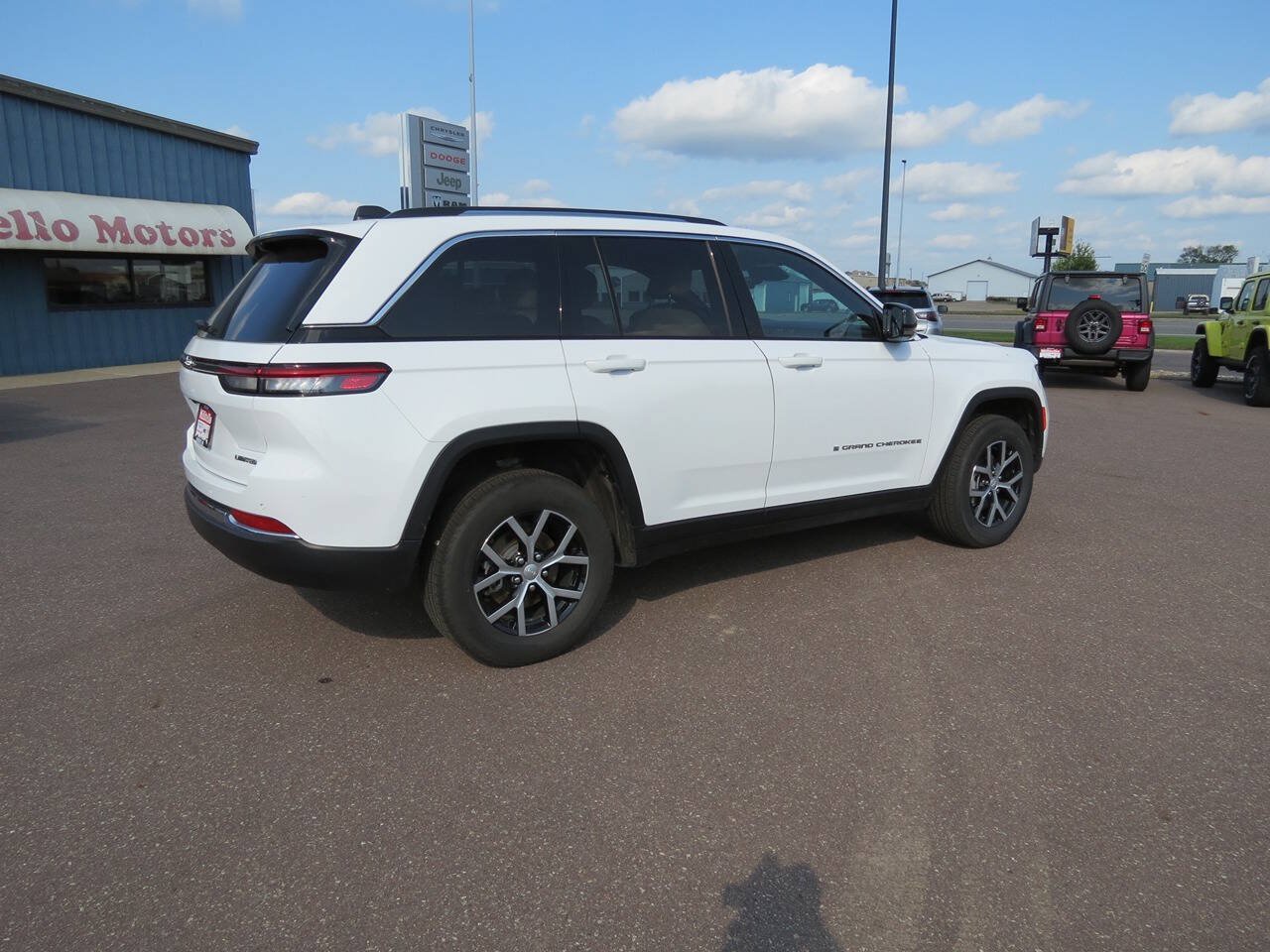 Used 2024 Jeep Grand Cherokee Limited w/ Luxury Tech Group II AWD/4WD image 5