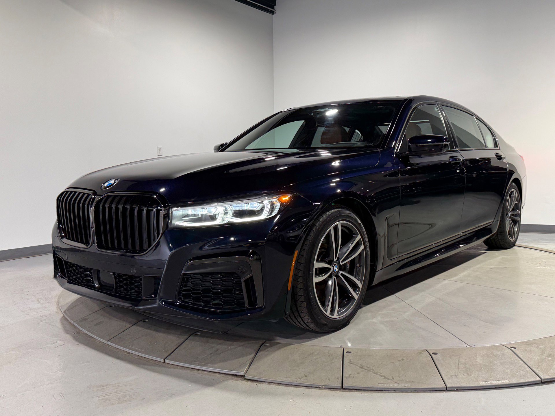 Used 2022 BMW 740i xDrive w/ M Sport Package image 3