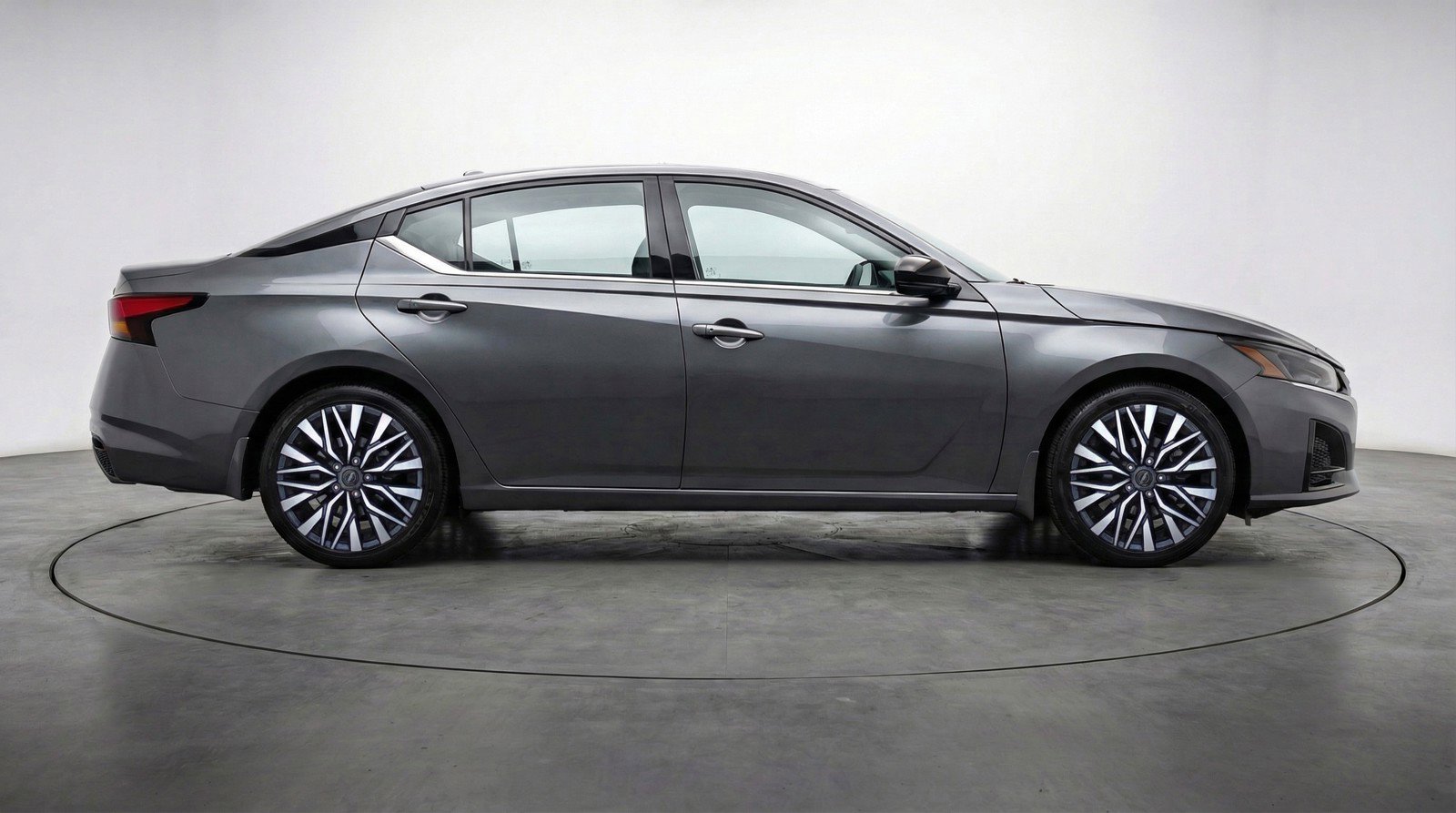 Used 2025 Nissan Altima 2.5 SV FWD image 11