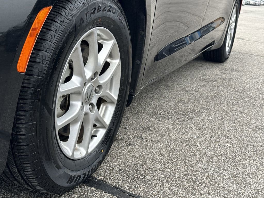 Used 2023 Chrysler Pacifica Touring-L image 18