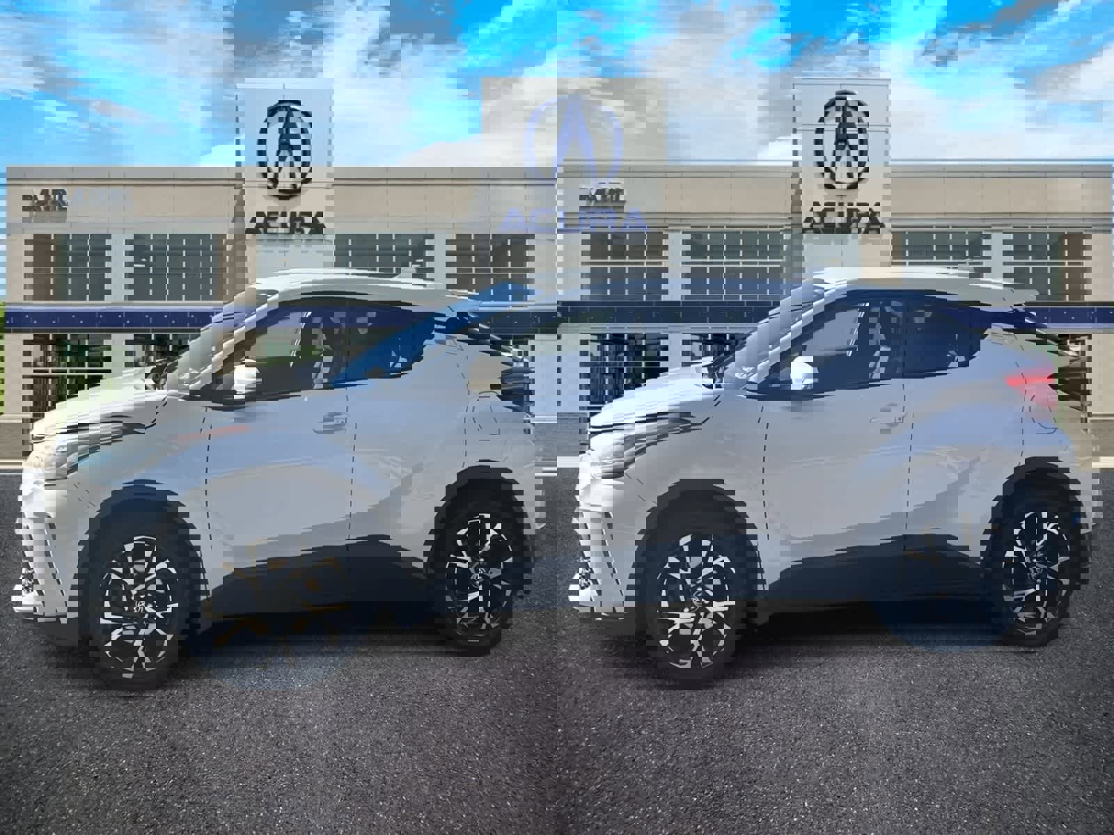 Used 2021 Toyota C-HR XLE image 2