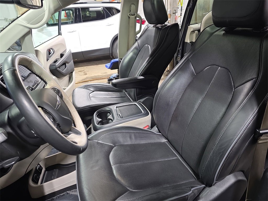 Used 2020 Chrysler Pacifica Limited image 14