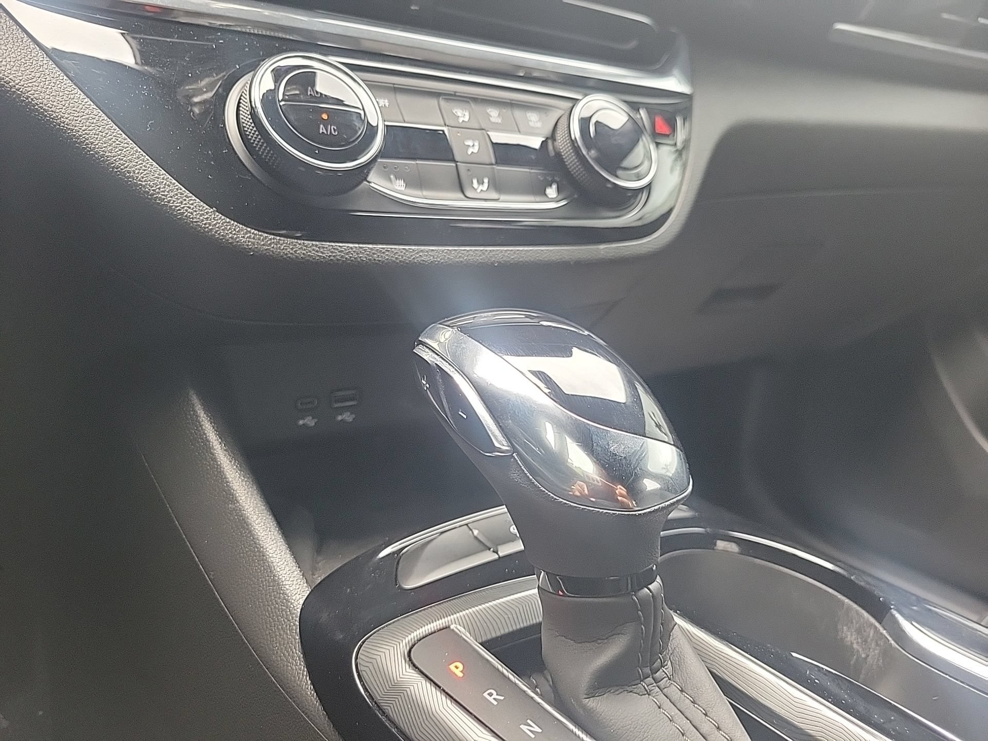 Used 2025 Buick Envista Sport Touring w/ Convenience I Package FWD image 24