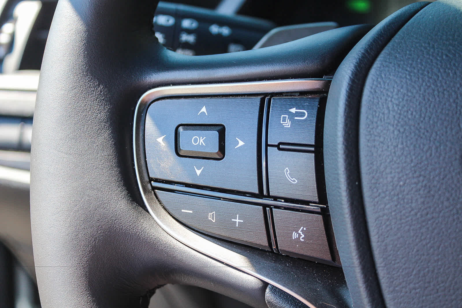 Used 2025 Lexus ES 300h w/ Premium Package FWD image 23