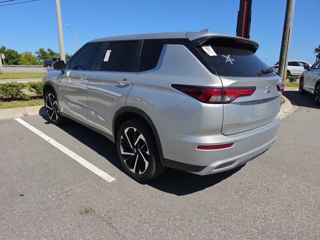 Used 2024 Mitsubishi Outlander SE AWD/4WD image 4