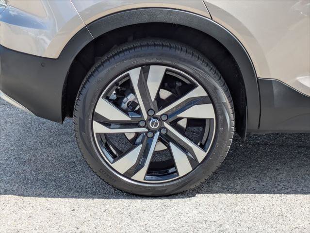 Used 2023 Volvo XC40 B5 Plus w/ Driver Assist Package AWD/4WD image 9