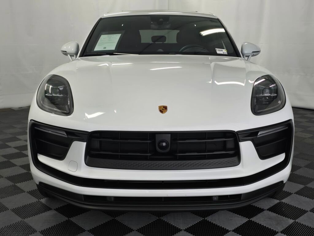 Certified 2025 Porsche Macan image 10