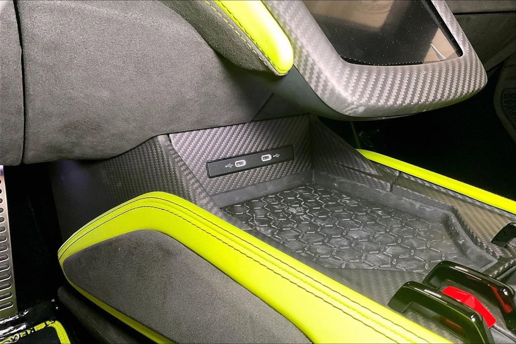 Used 2025 Lamborghini Revuelto image 29