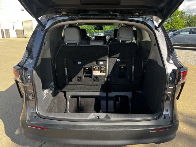 Used 2024 Toyota Sienna XLE image 25