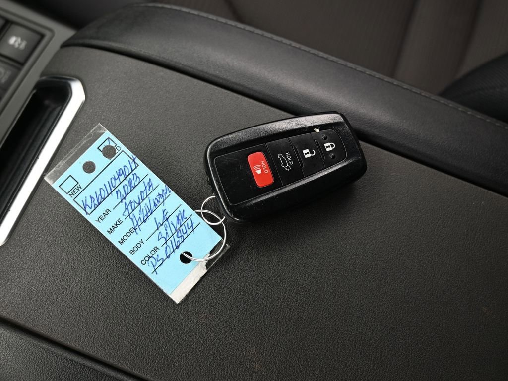 Used 2023 Toyota Highlander LE image 20