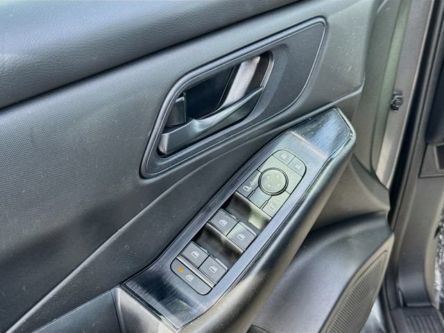 Used 2024 Nissan Rogue S FWD image 17