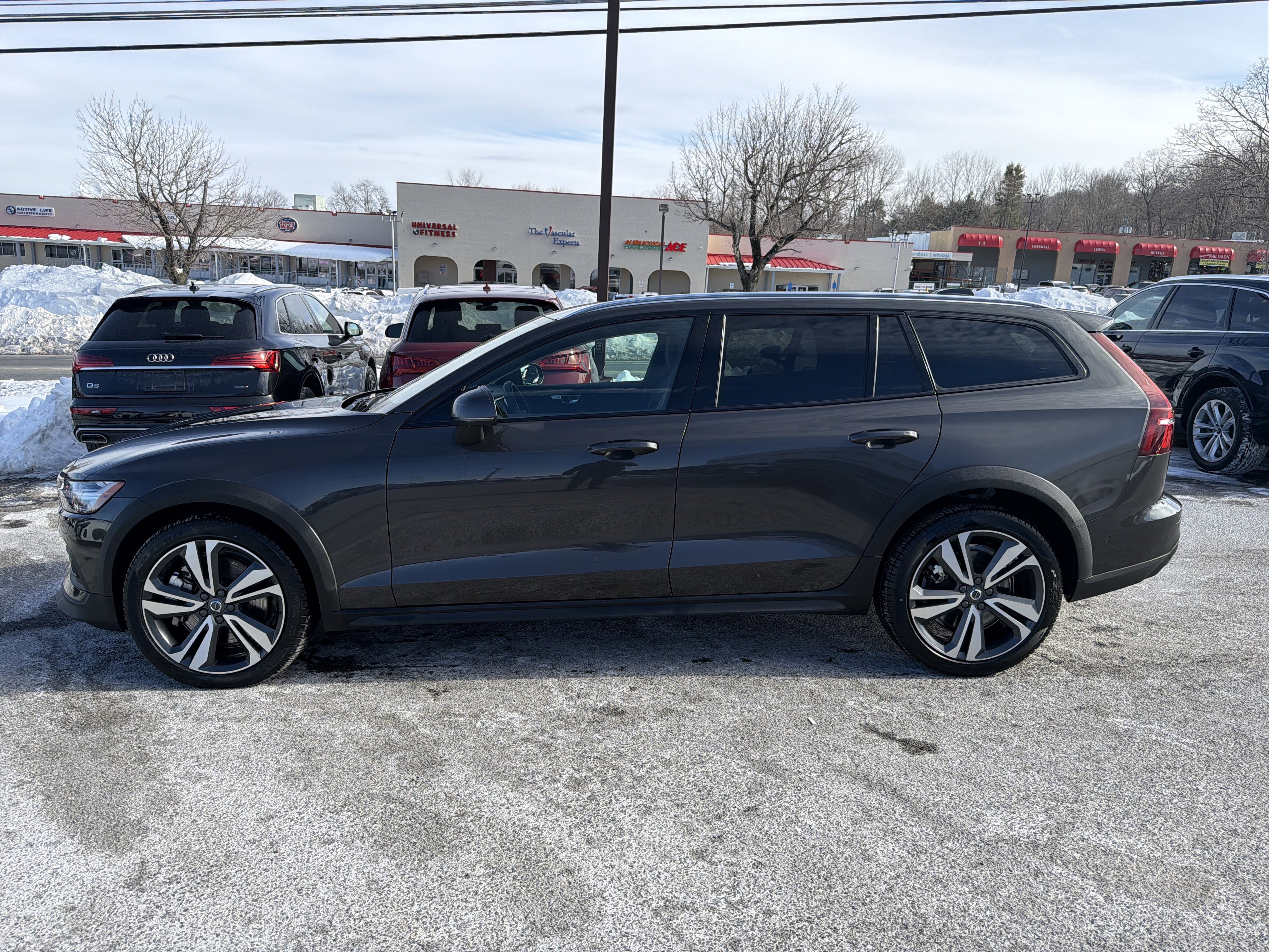 Certified 2025 Volvo V60 B5 Cross Country Plus AWD/4WD image 4