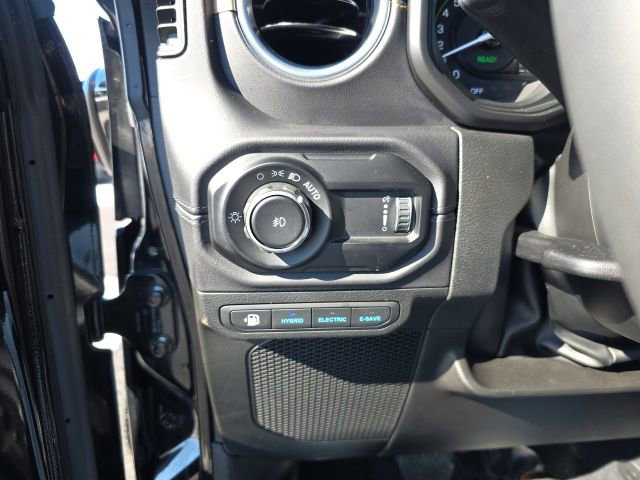 Used 2025 Jeep Wrangler Unlimited Sahara w/ Safety Group image 16