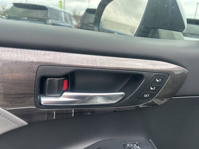 Used 2023 Toyota Highlander Limited image 12