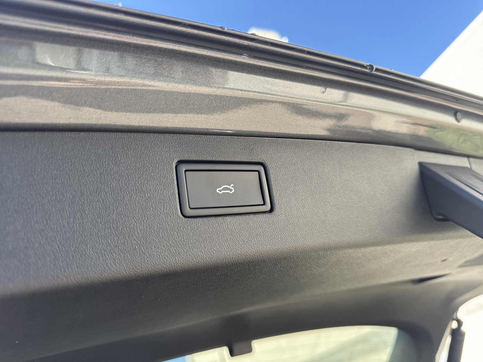 New 2026 Volkswagen Tiguan SE R-Line image 8