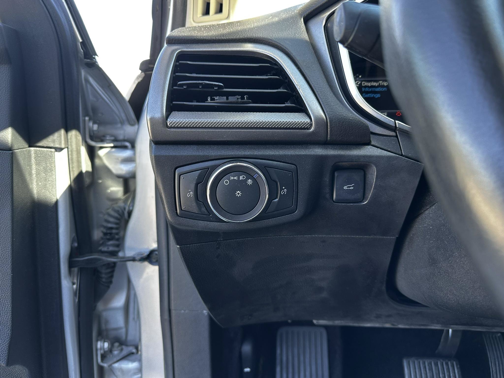 Used 2018 Ford Fusion SE FWD image 14