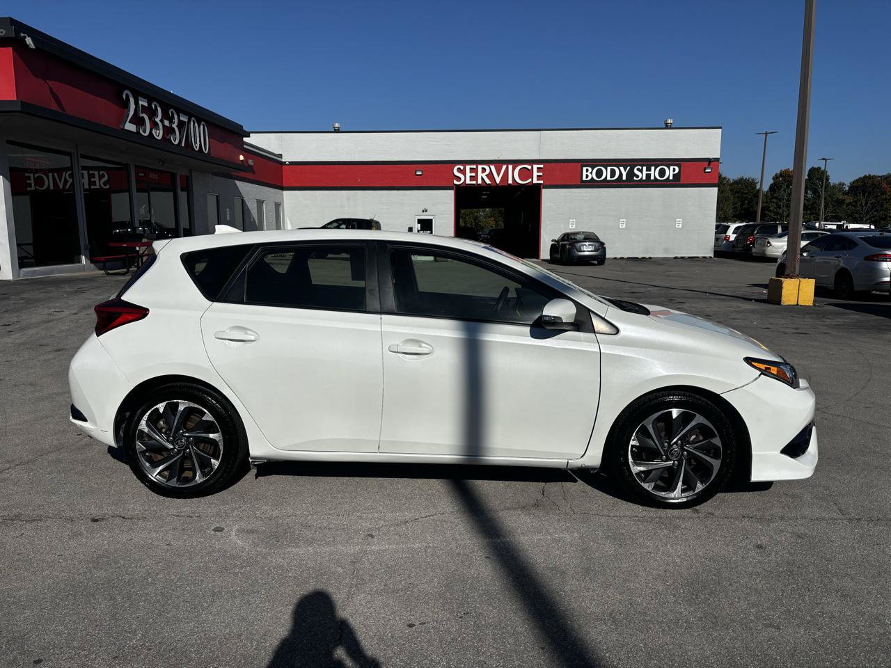 Used 2018 Toyota Corolla iM w/ Carpet Mat Package (TMS) FWD image 2