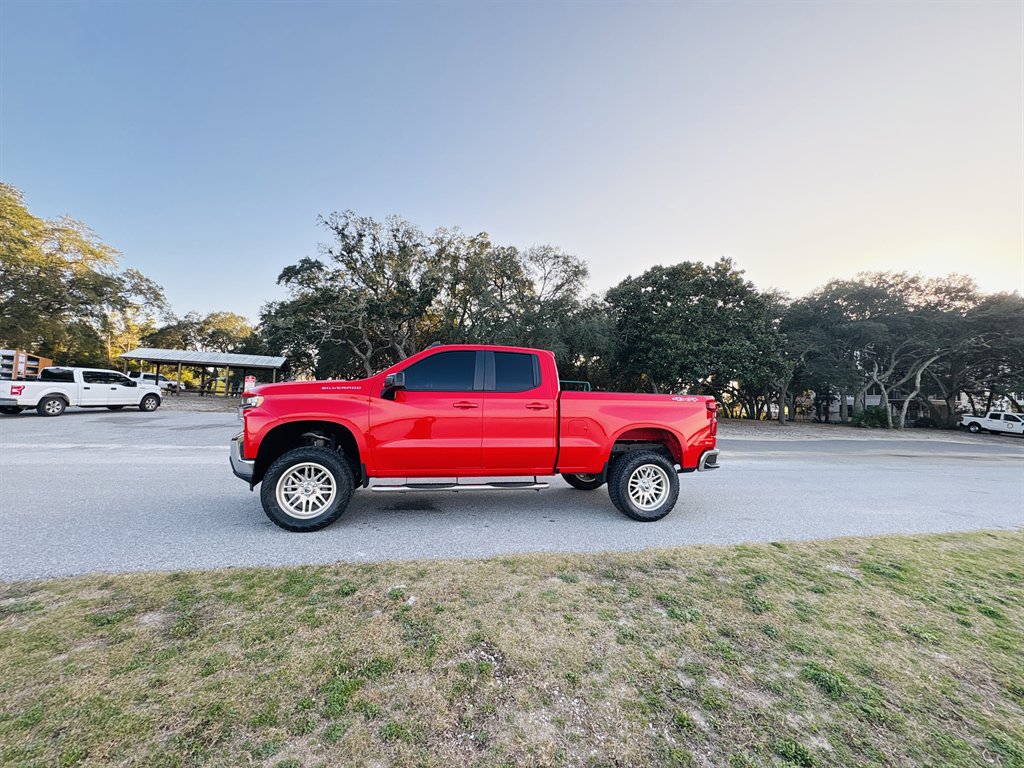 Used 2020 Chevrolet Silverado 1500 LT w/ Trailering Package image 2