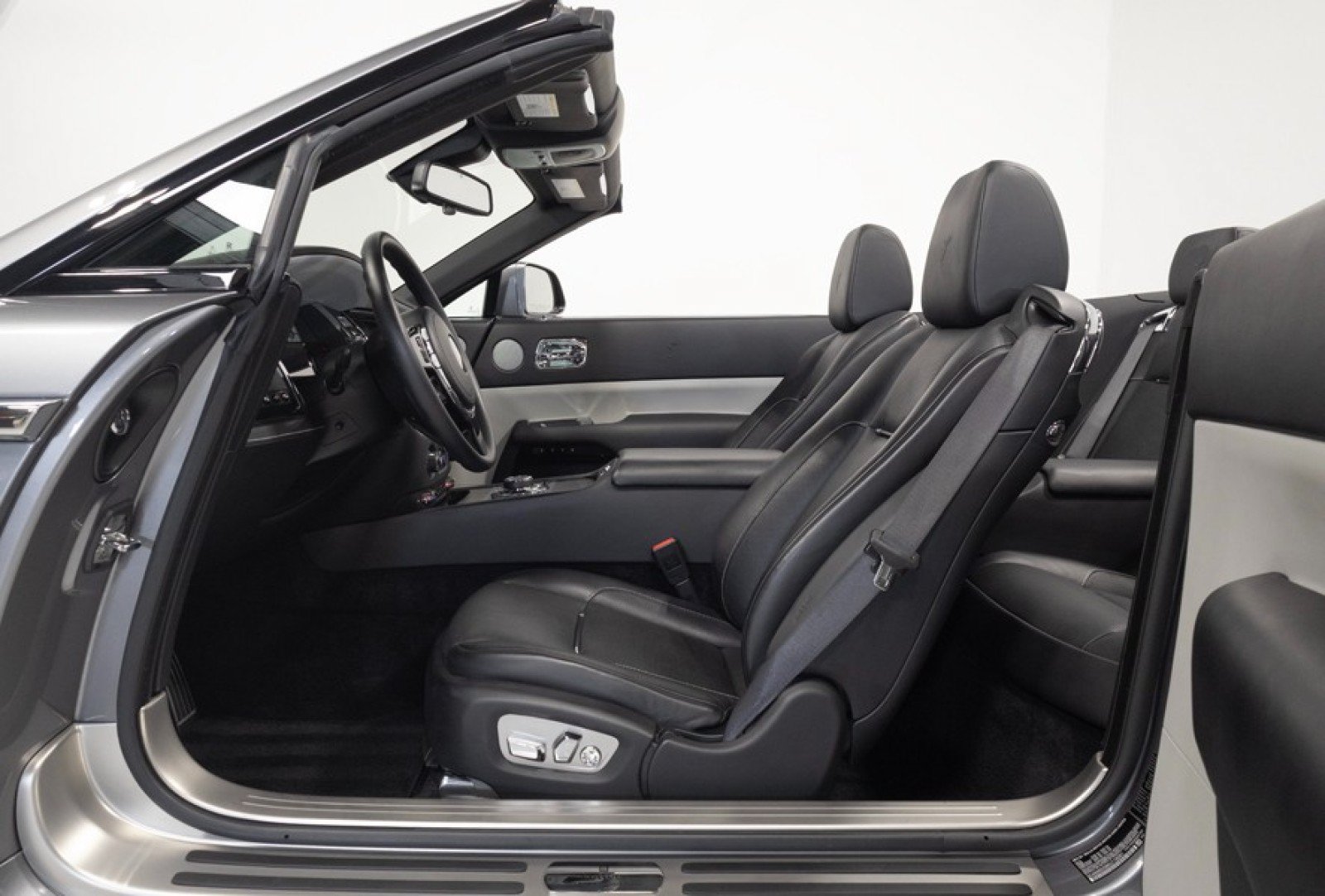 Used 2019 Rolls-Royce Dawn RWD image 23