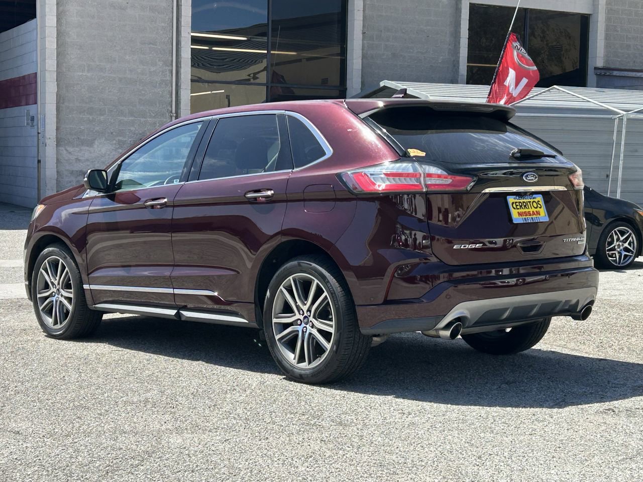 Used 2019 Ford Edge Titanium w/ Equipment Group 301A FWD image 4