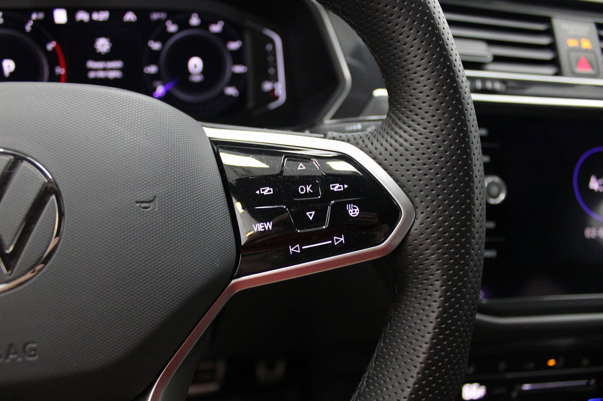 Used 2022 Volkswagen Tiguan SEL R-Line image 38