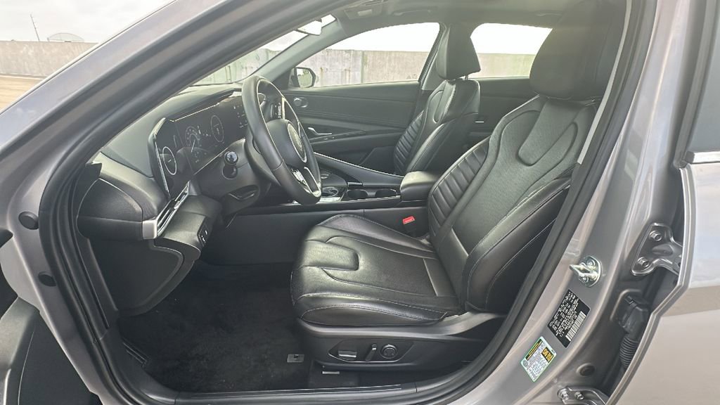 Certified 2025 Hyundai Elantra Limited image 4
