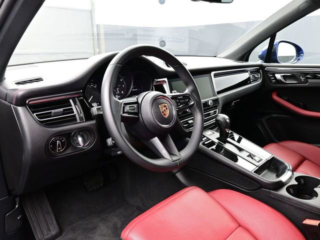 Certified 2025 Porsche Macan image 4
