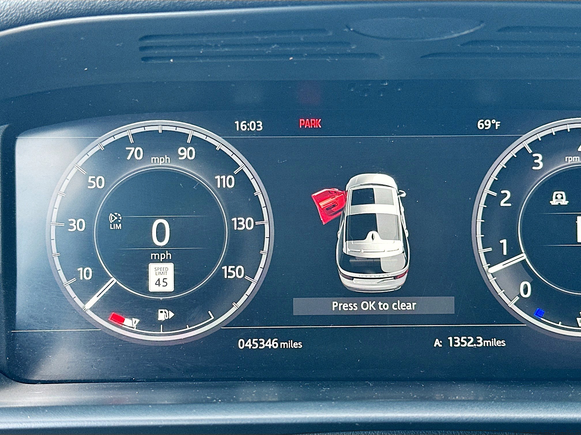 Used 2019 Land Rover Discovery HSE image 12