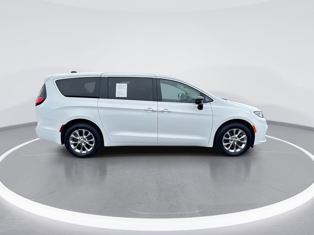 Used 2024 Chrysler Pacifica Touring-L AWD/4WD image 9
