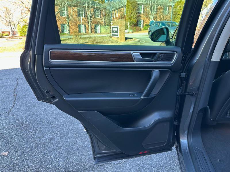 Used 2015 Volkswagen Touareg VR6 AWD/4WD image 16