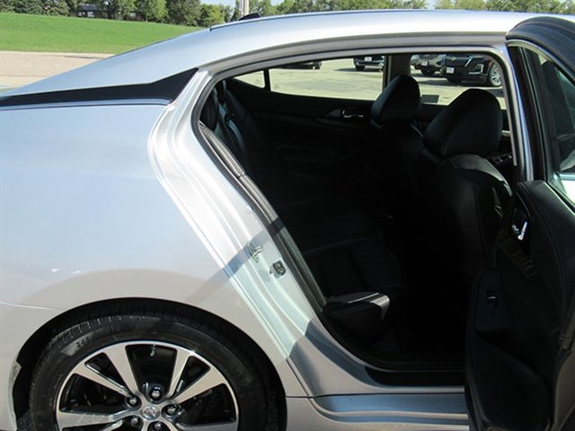 Used 2016 Nissan Maxima Platinum w/ Interior Lighting Package image 16