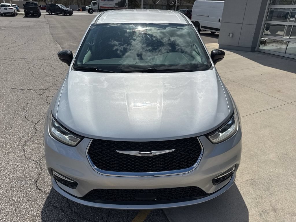 Used 2024 Chrysler Pacifica Touring-L FWD image 12