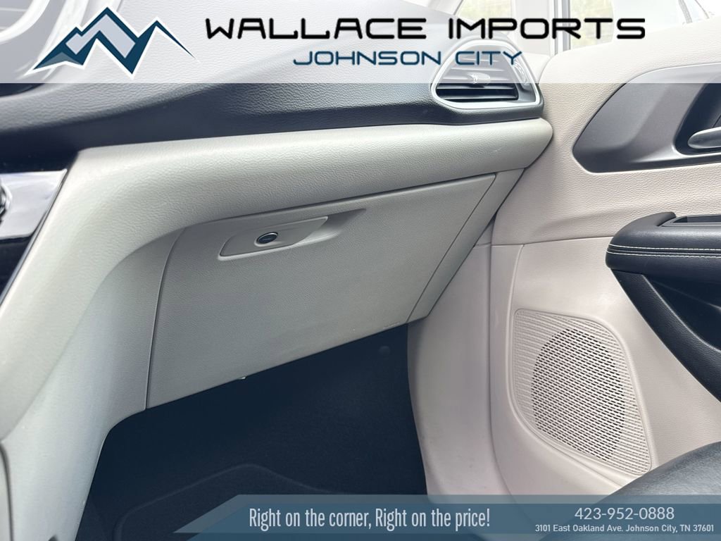 Used 2022 Chrysler Pacifica Touring-L FWD image 20