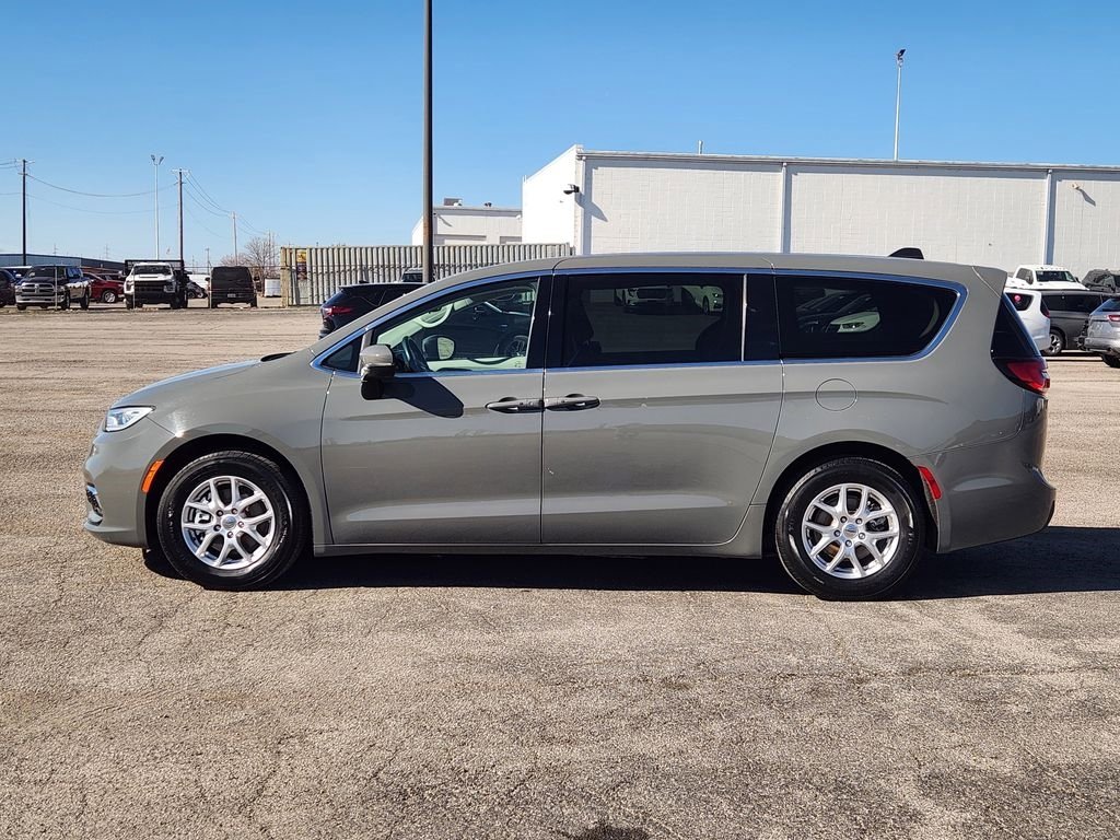 Used 2023 Chrysler Pacifica Touring-L image 4