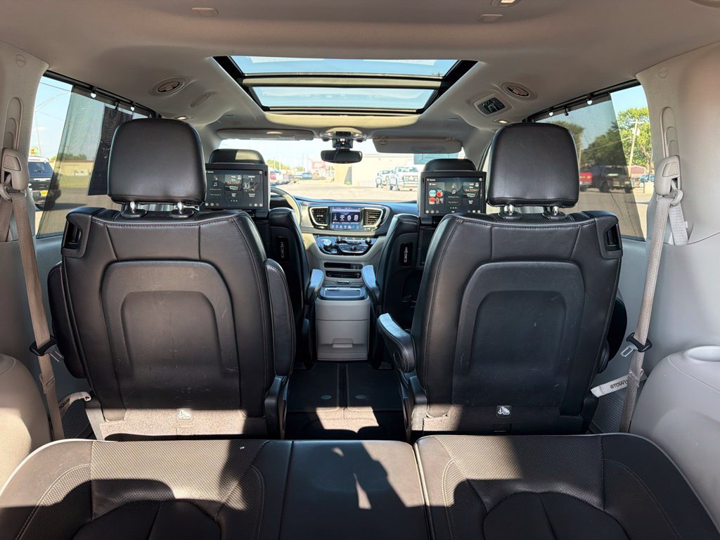 Used 2018 Chrysler Pacifica Limited FWD image 32