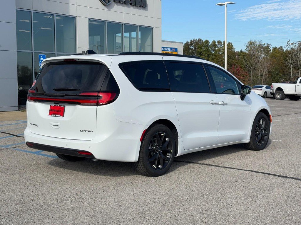 New 2026 Chrysler Pacifica Limited w/ S Appearance Package image 4