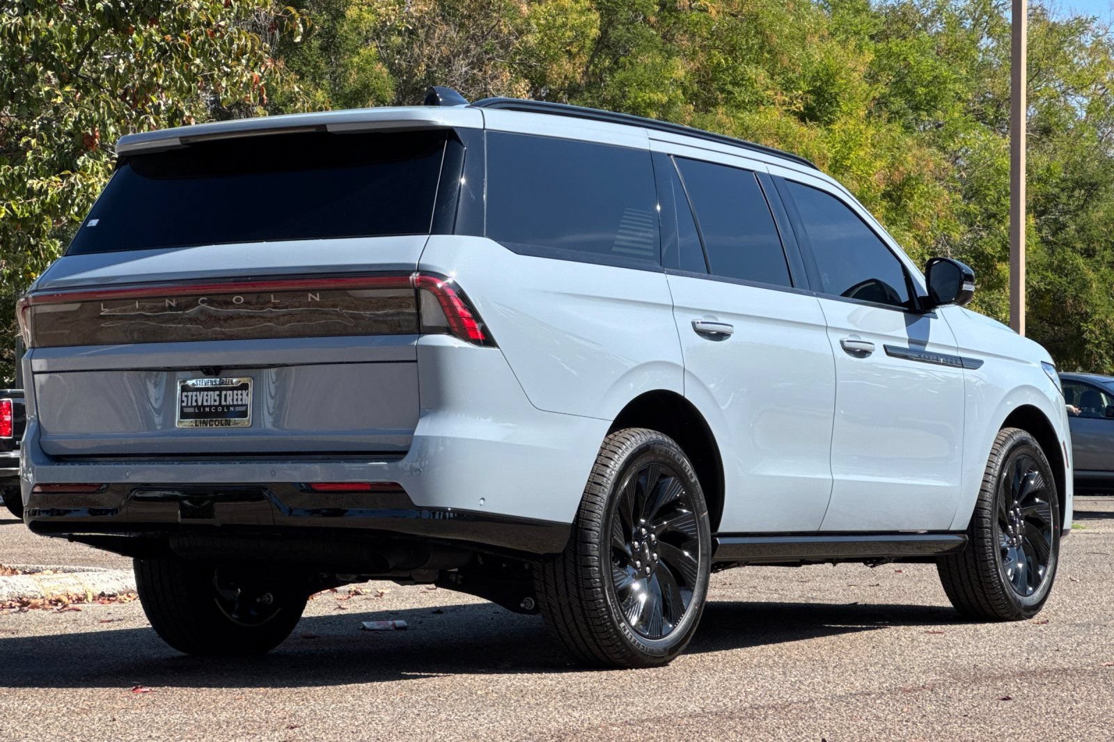 New 2025 Lincoln Navigator Reserve w/ Jet Appearance Package AWD/4WD image 5