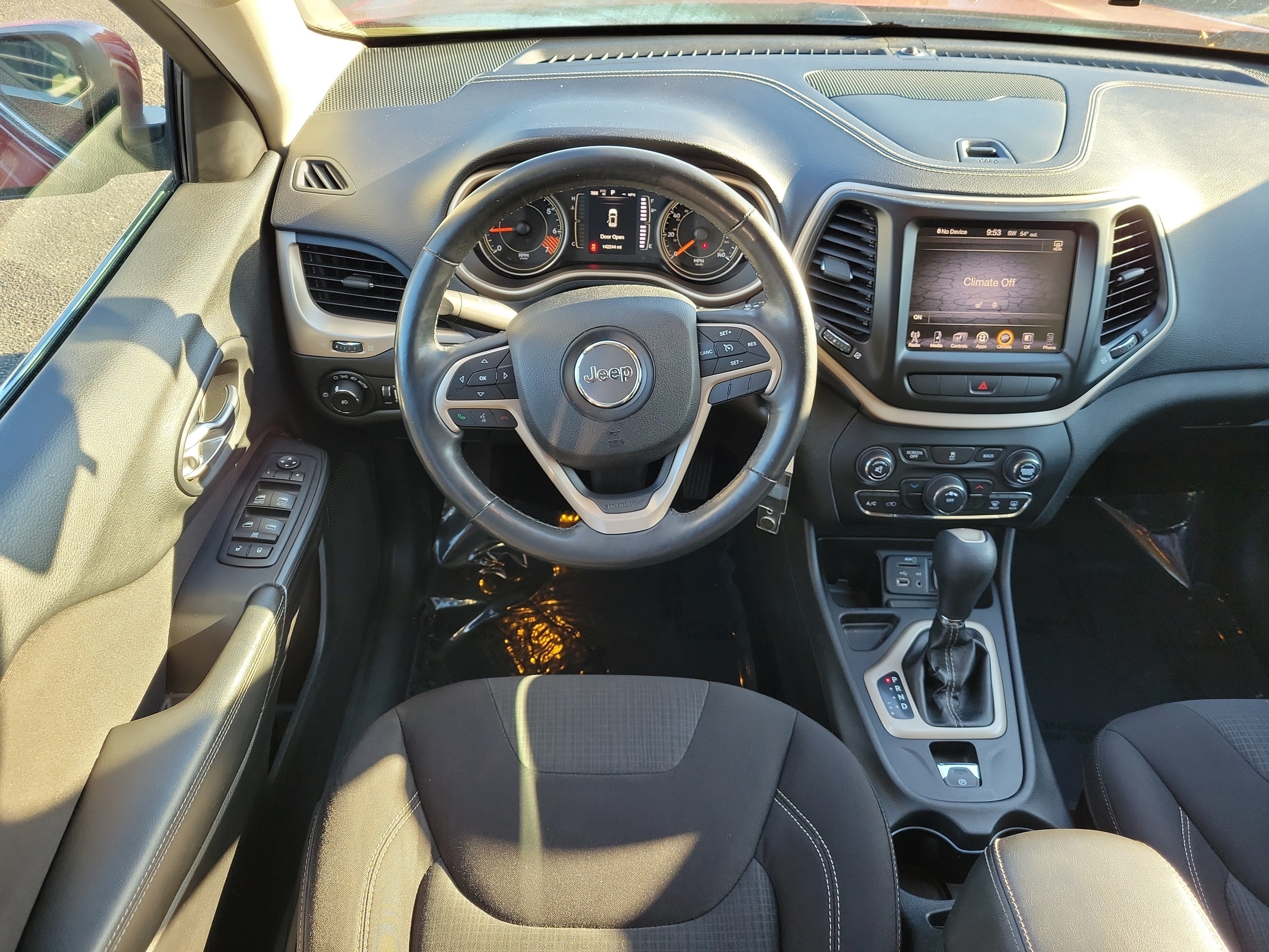 Used 2015 Jeep Cherokee Latitude w/ Cold Weather Group FWD image 11