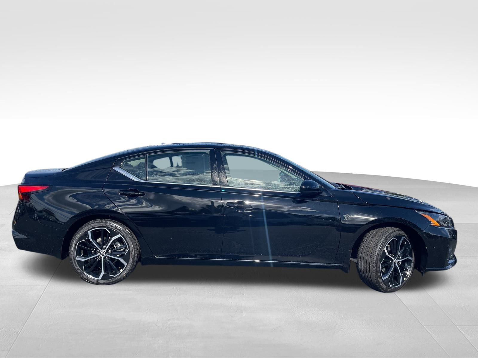 New 2025 Nissan Altima 2.5 SR image 9