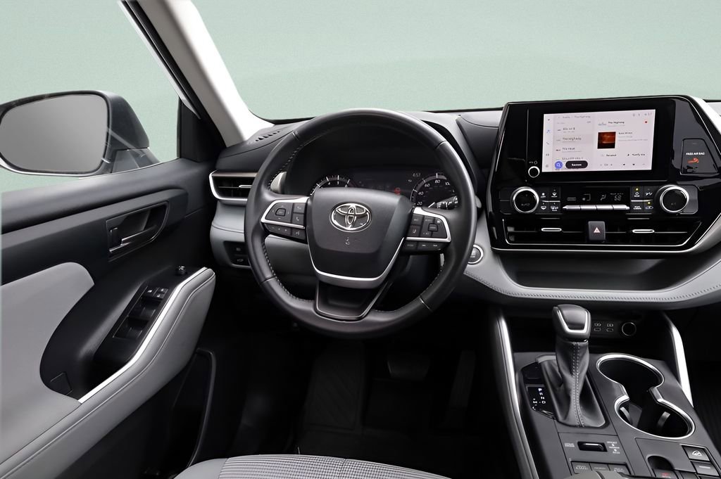 Used 2023 Toyota Highlander LE AWD/4WD image 34