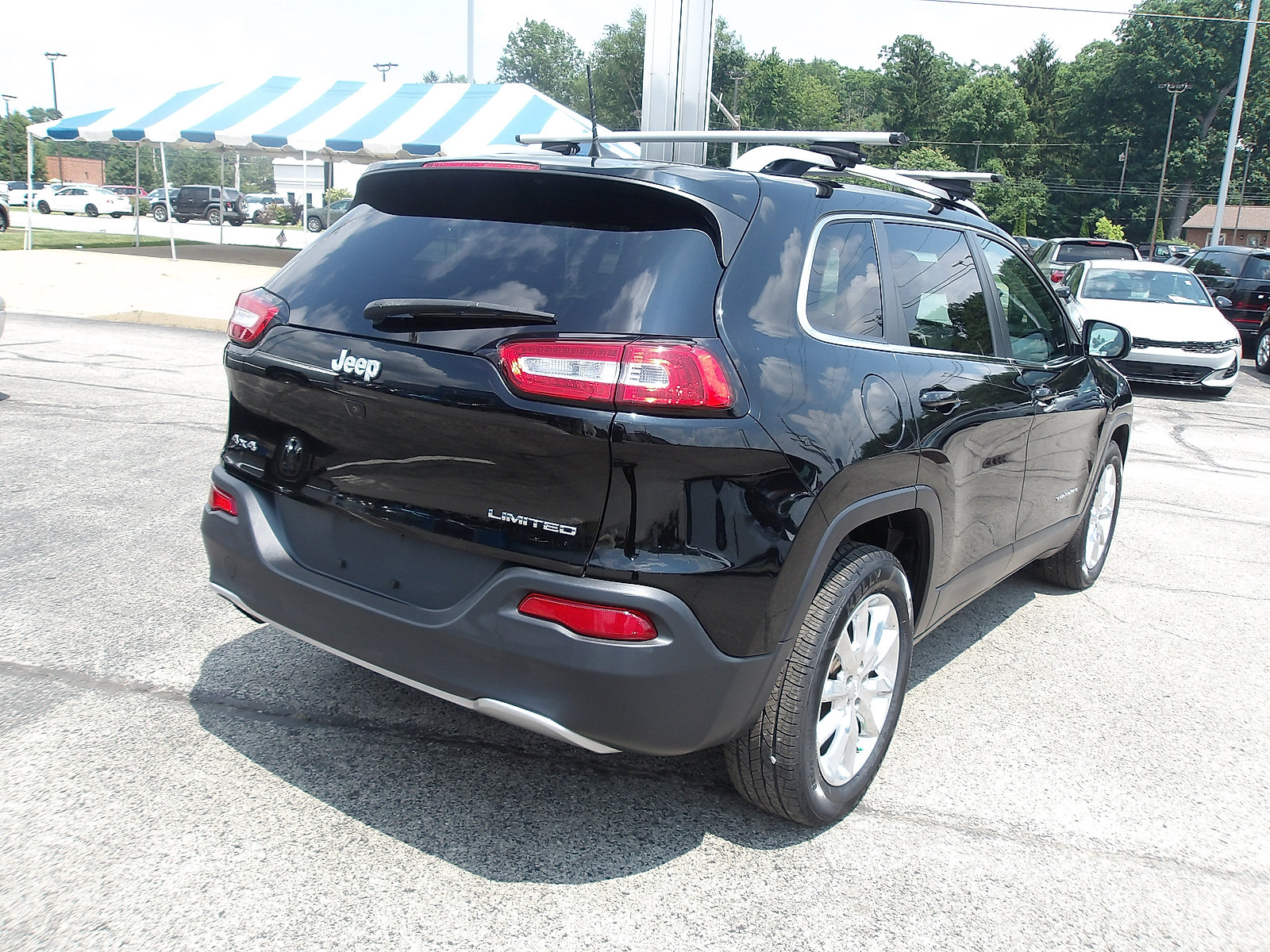 Used 2017 Jeep Cherokee Limited AWD/4WD image 7