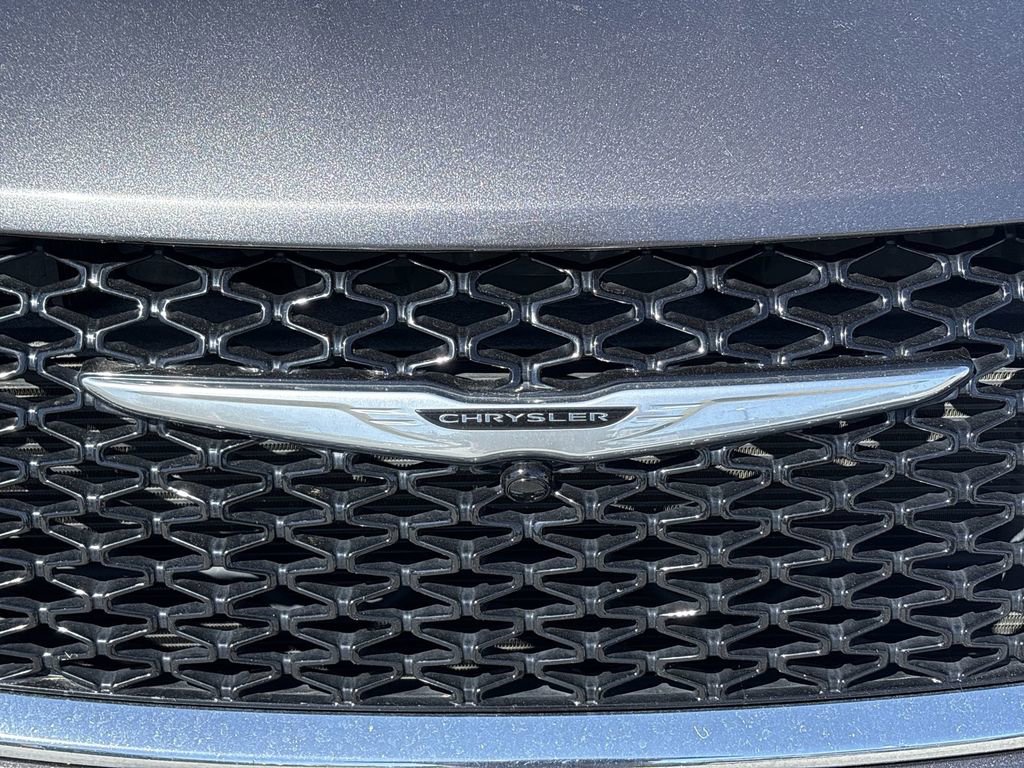 Used 2021 Chrysler Pacifica Touring-L FWD image 32
