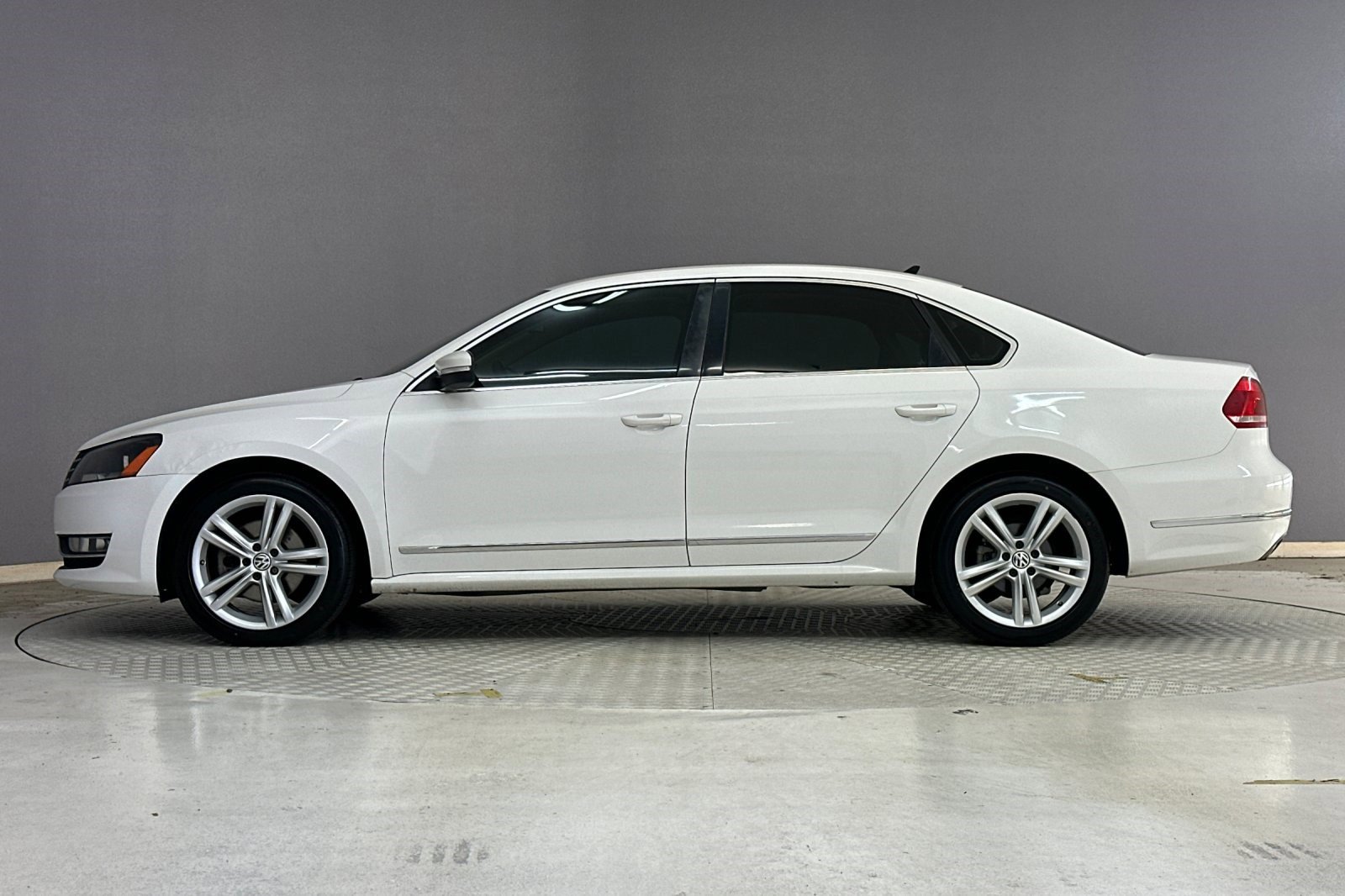 Used 2013 Volkswagen Passat TDI SEL Premium image 2