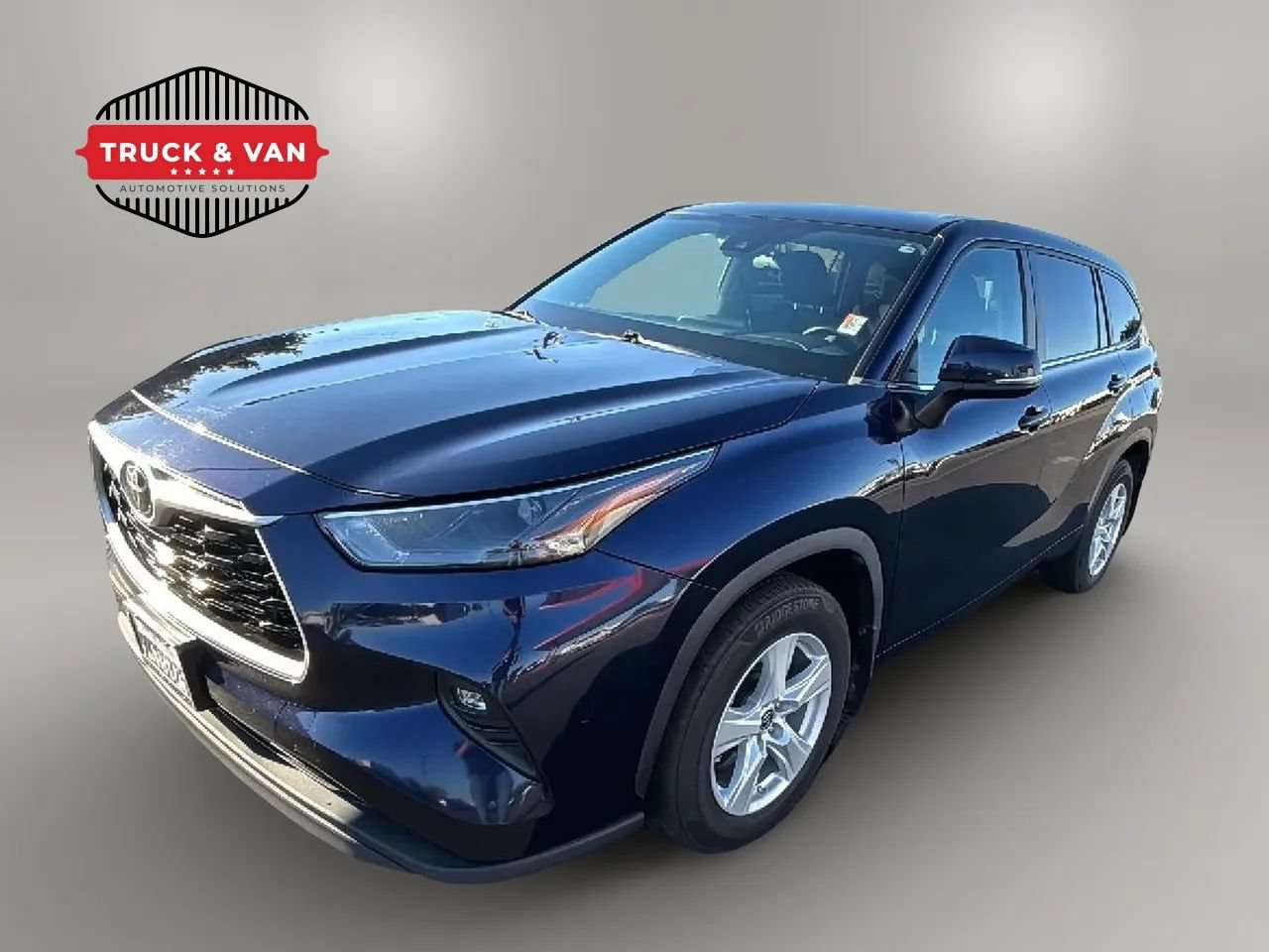 Used 2024 Toyota Highlander LE AWD/4WD image 1