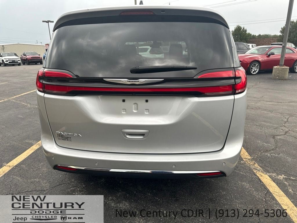 Used 2024 Chrysler Pacifica Touring-L FWD image 4