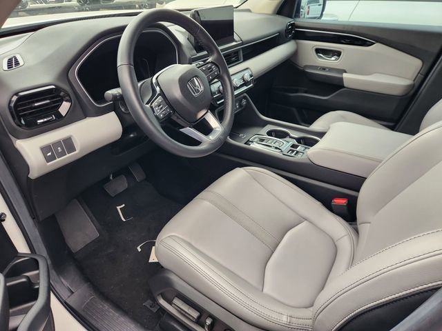 Used 2025 Honda Pilot Touring image 9