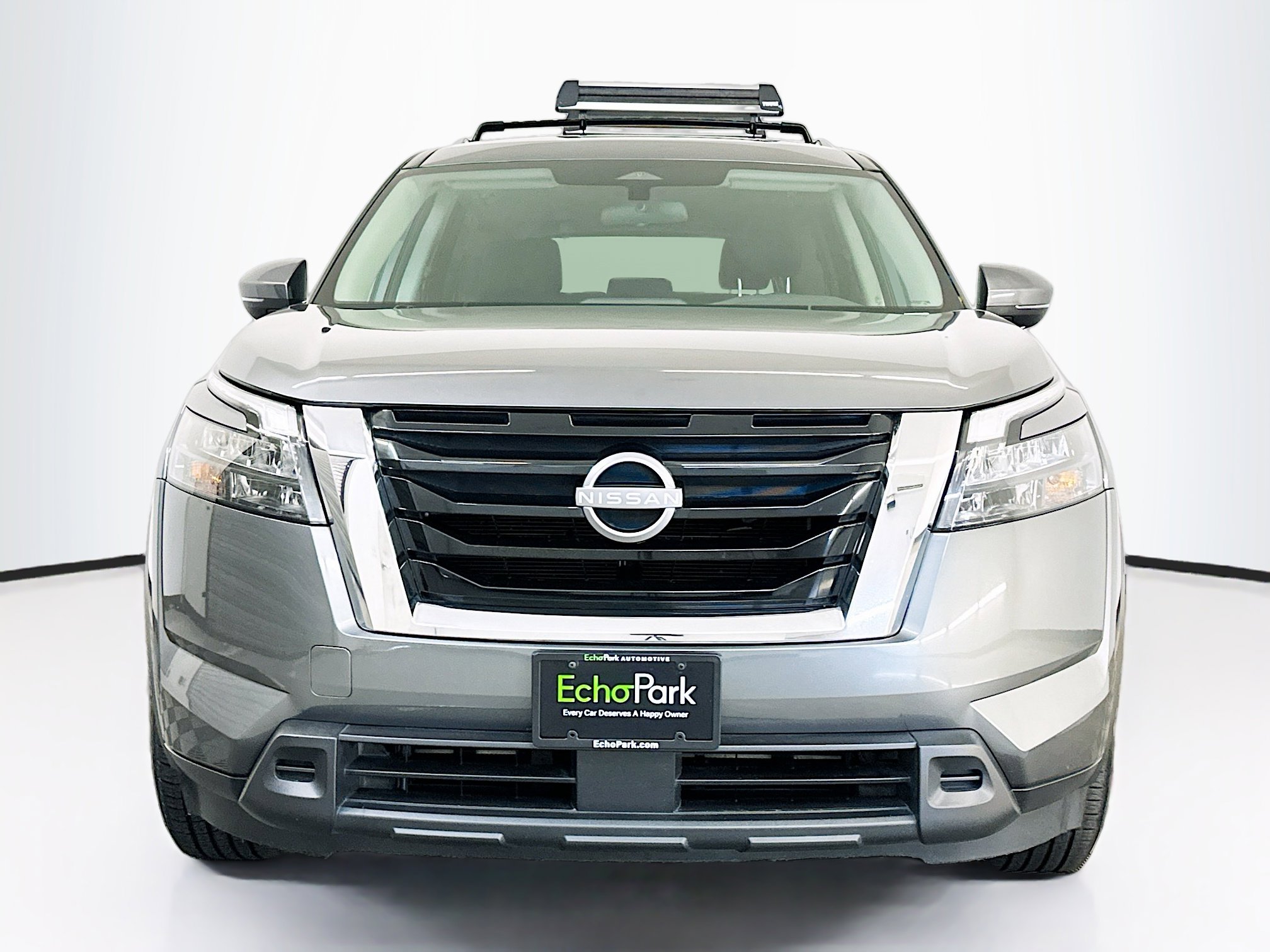 Used 2023 Nissan Pathfinder SV image 2