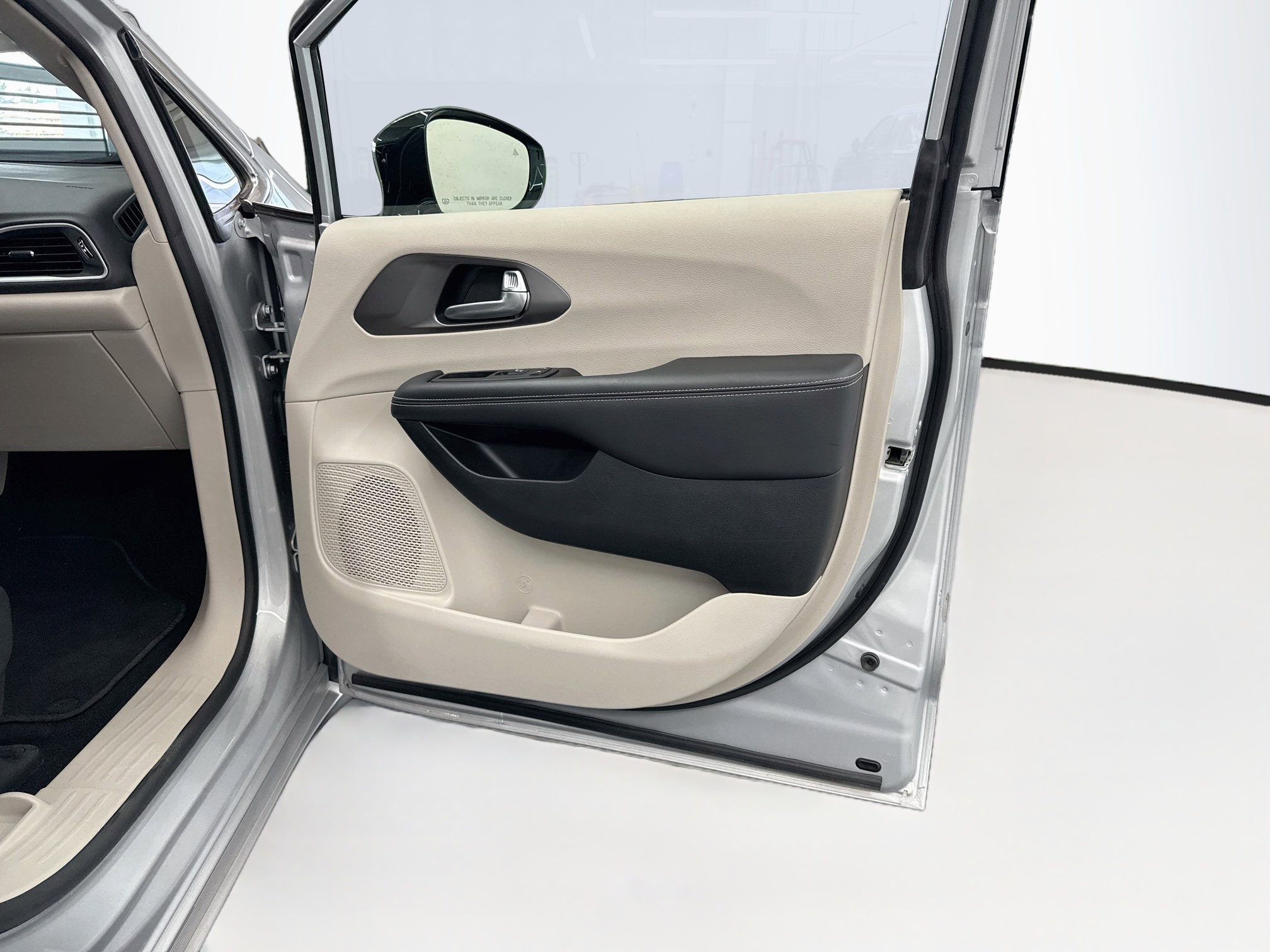 Used 2024 Chrysler Pacifica Touring-L FWD image 34